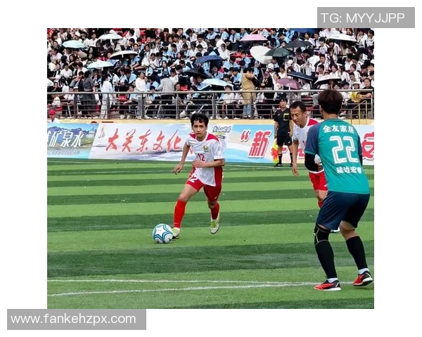 足球明星意外遭粉丝求婚现场感人瞬间引发全场欢呼与感动