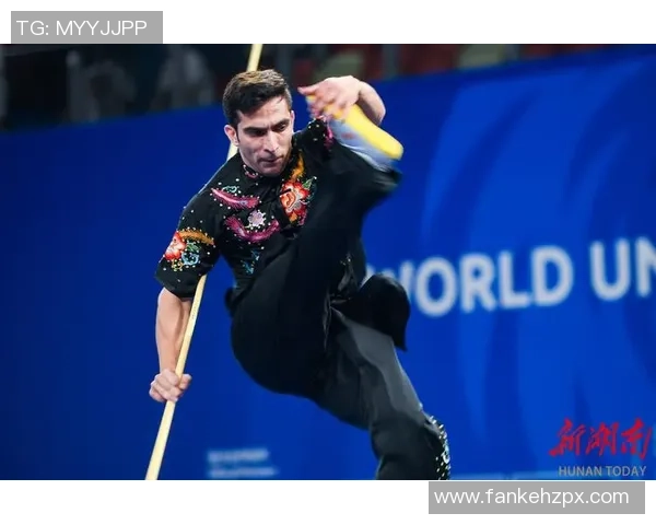 足球明星跨界挑战其他球类运动展现全能运动才华